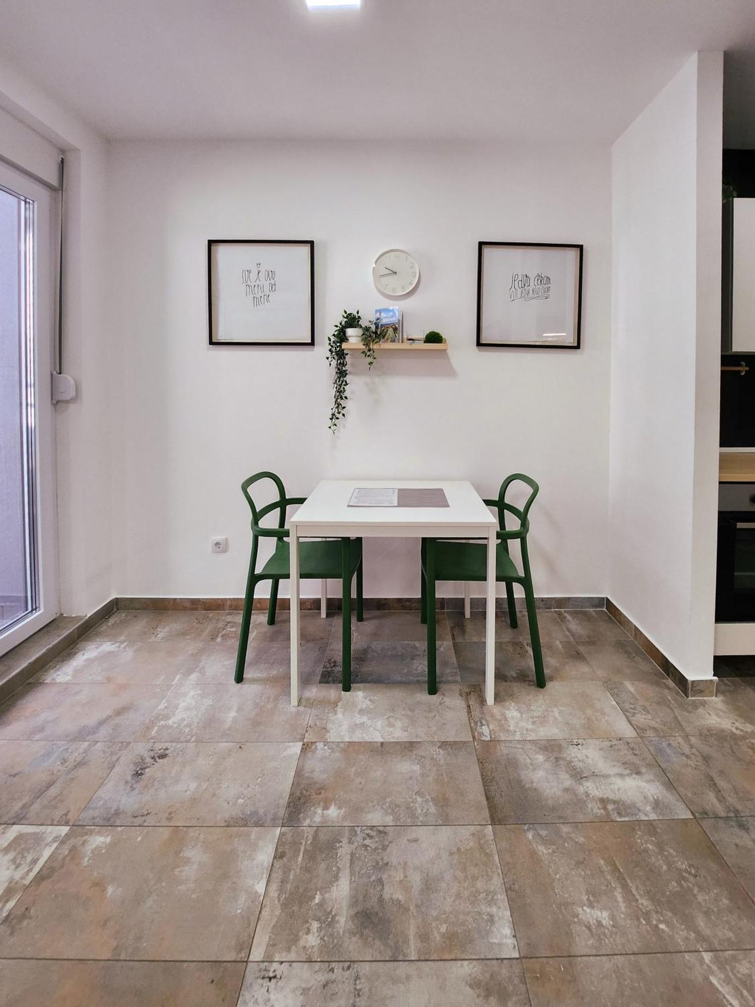 Oota Soko With Parking Garage Apartment Kragujevac Luaran gambar